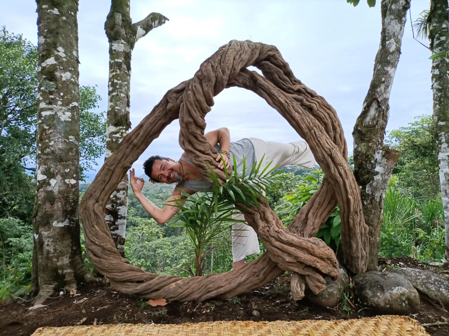 Sébastien pratique le yoga en pleine nature