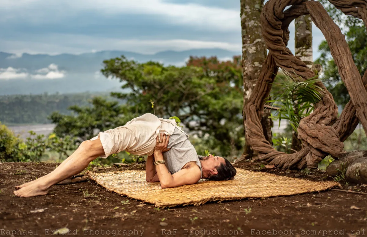 Sébastien dans une posture de Hatha Yoga en pleine nature